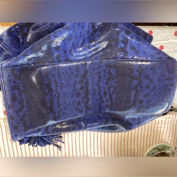 GILI Leather Blue Exotic Stirrup Hobo - Picture 5 of 7